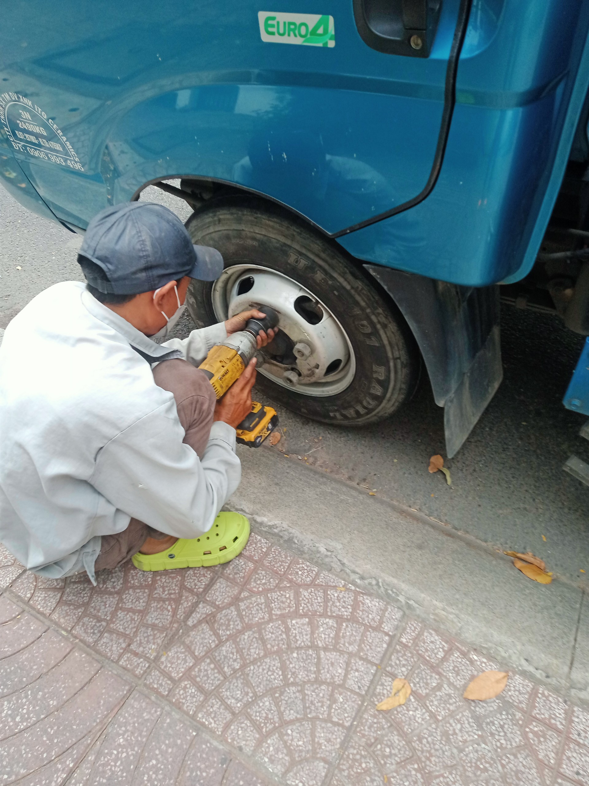 Vá lốp ô tô lưu động đường Nguyễn Ái Quốc