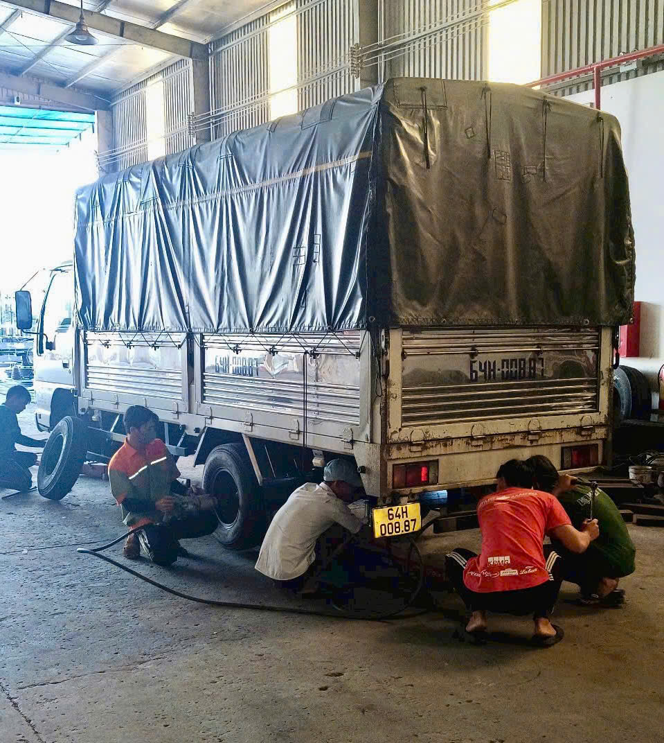 Vá xe tải di động tại Thuận An