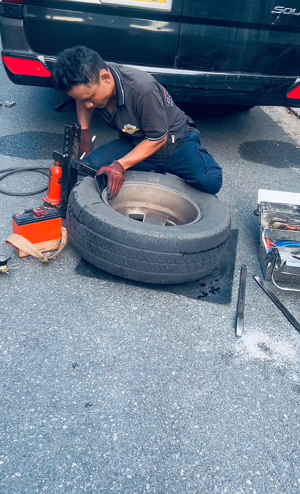 Cứu hộ lốp xe con