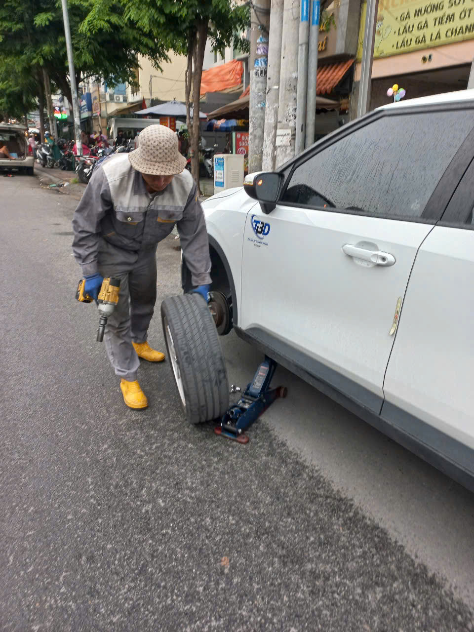 Vá xe con tại Mỹ Phước 