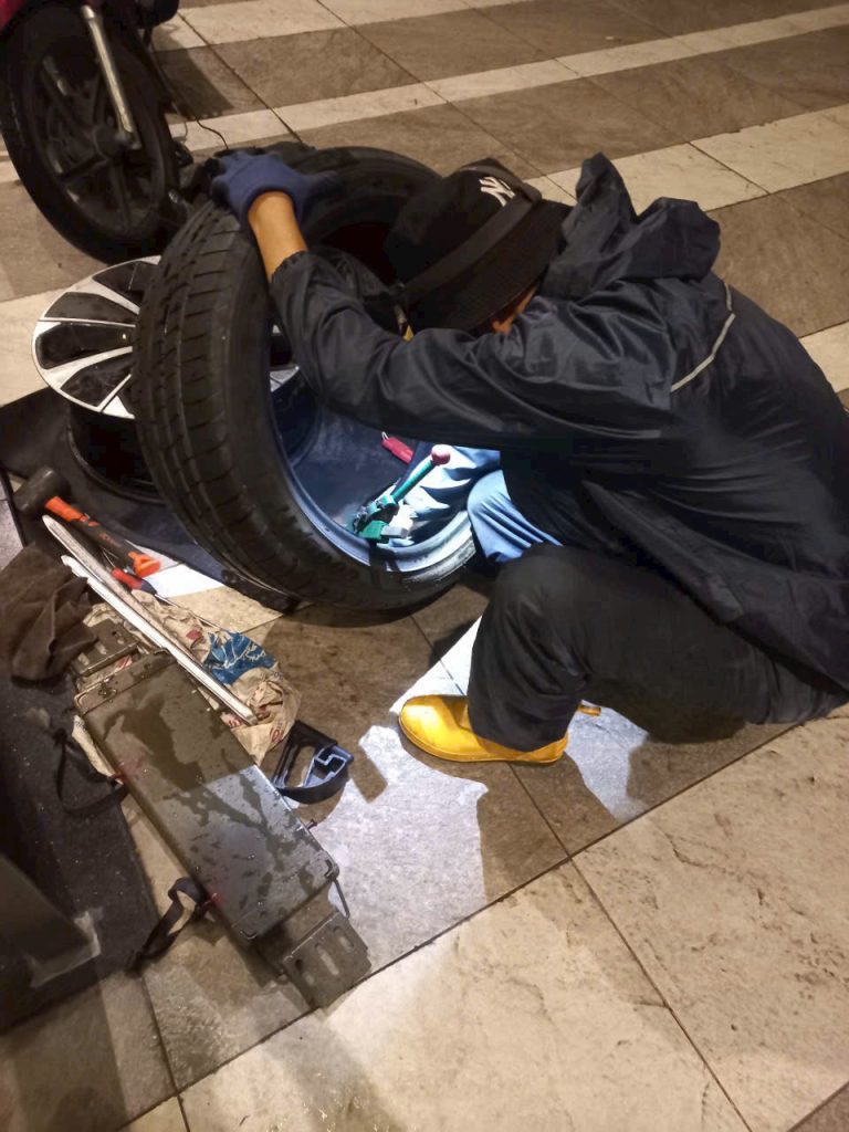 VÁ VỎ DI ĐỘNG BIÊN HÒA