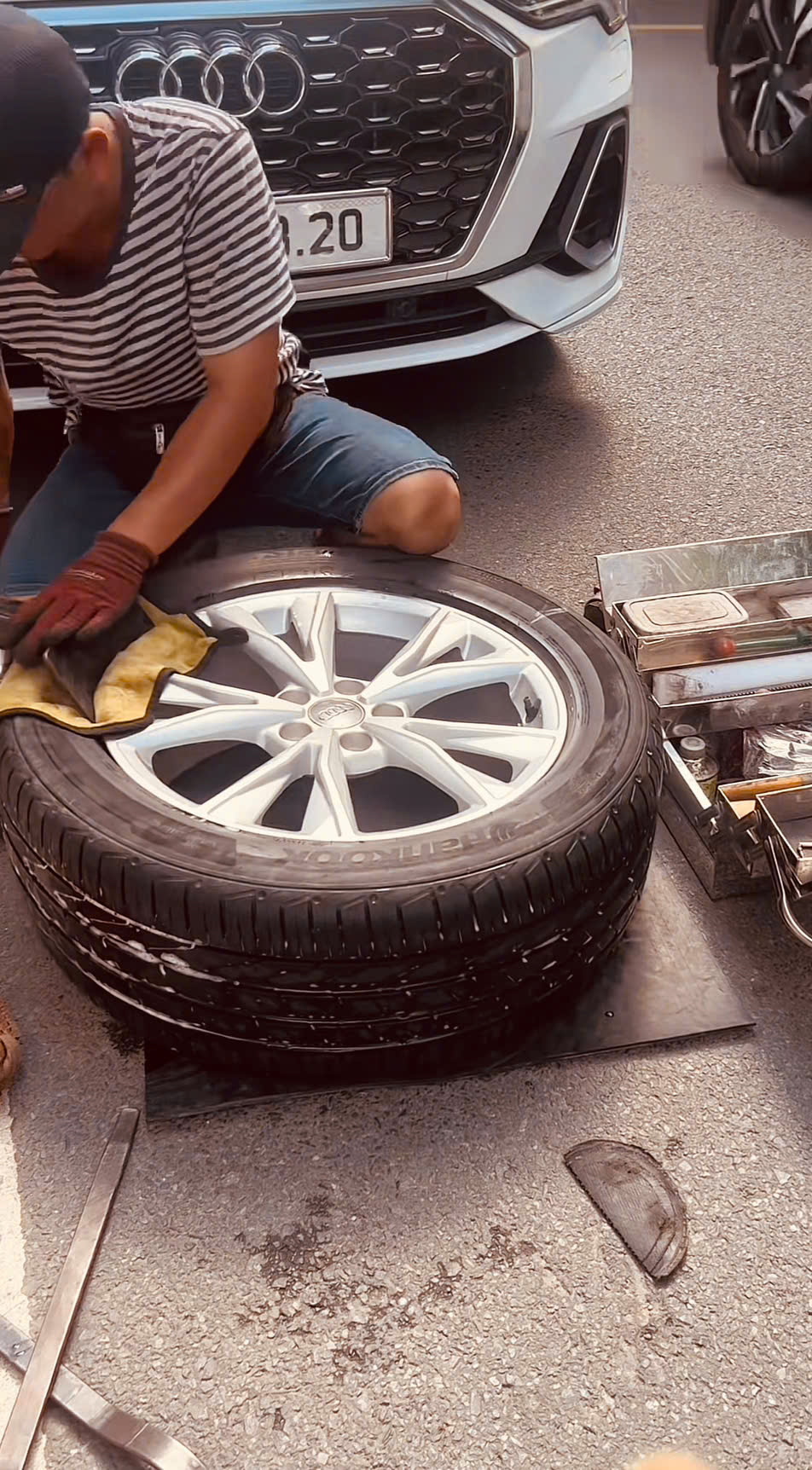 Vá lốp bị cán đinh 