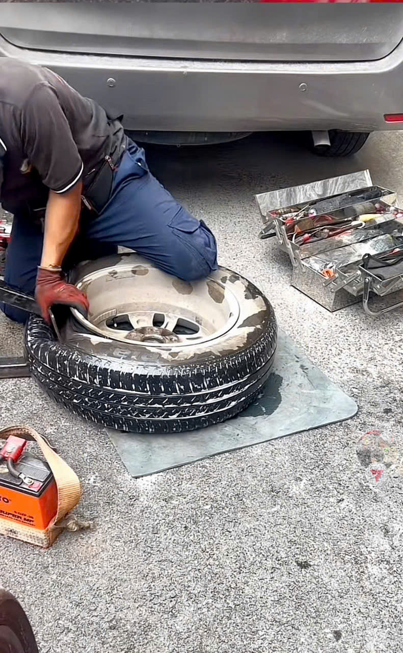 vá lốp đường Hai Bà Trưng