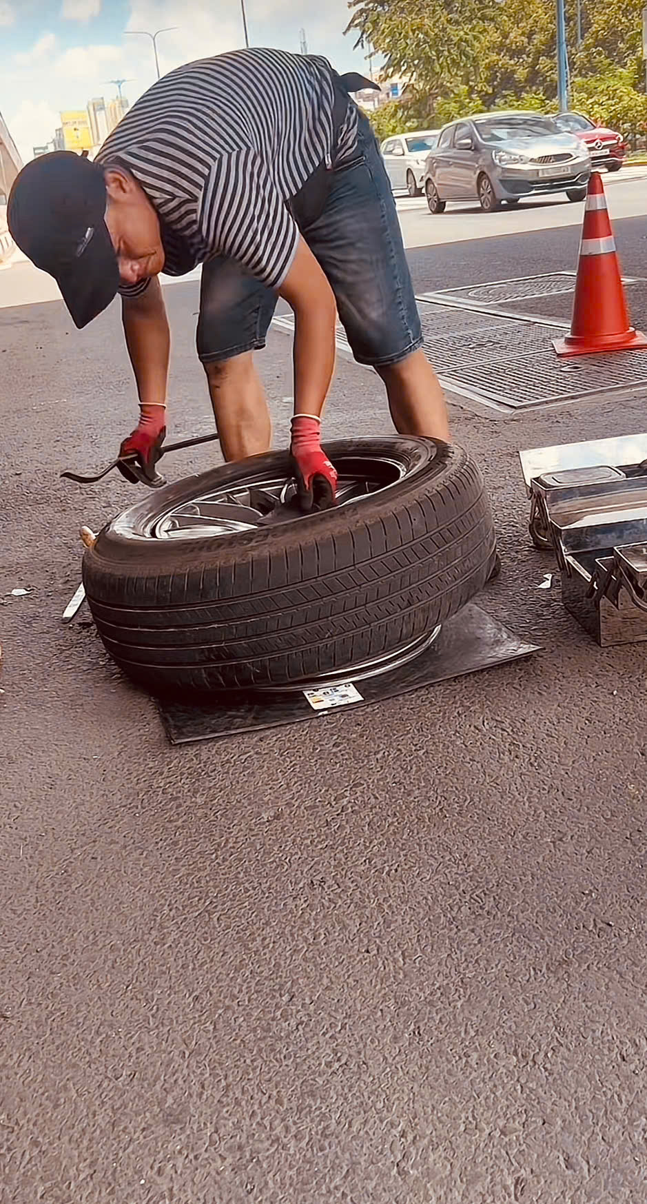 Vá lốp giữa đường 