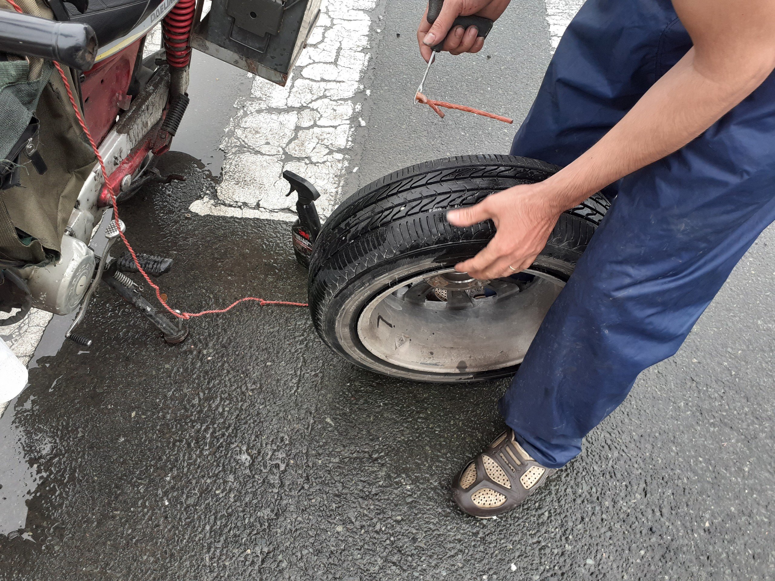 vá lốp xe hơi Bình Dương tận nơi