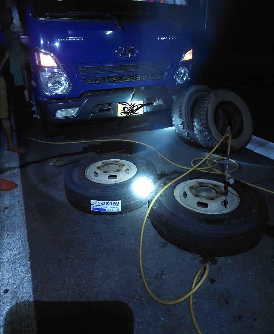 vá vỏ xe hơi Cái Răng ban đêm