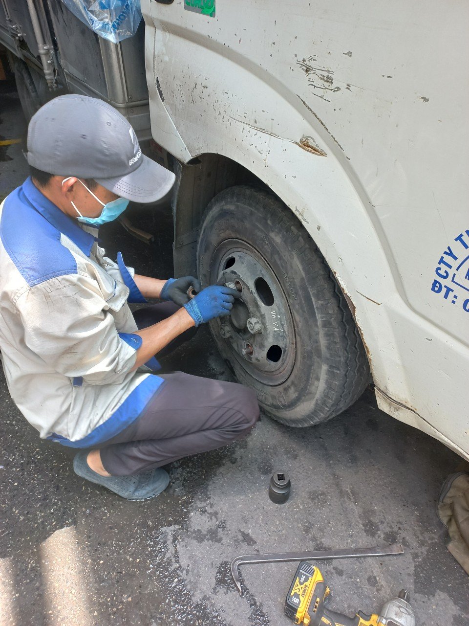 vá vỏ xe ô tô quốc lộ 1K Bình Dương