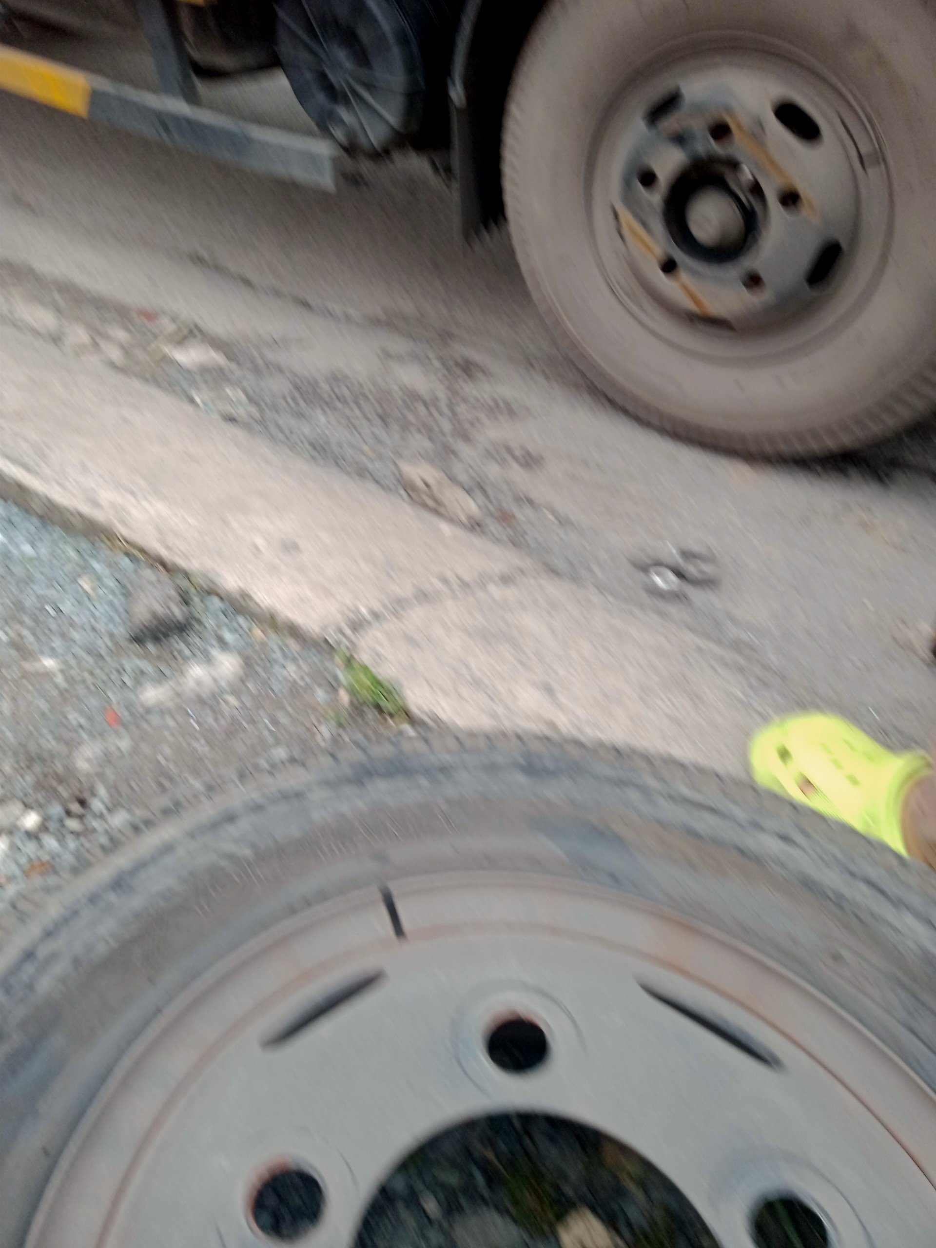 vá vỏ xe ô tô 24h Bình Dương