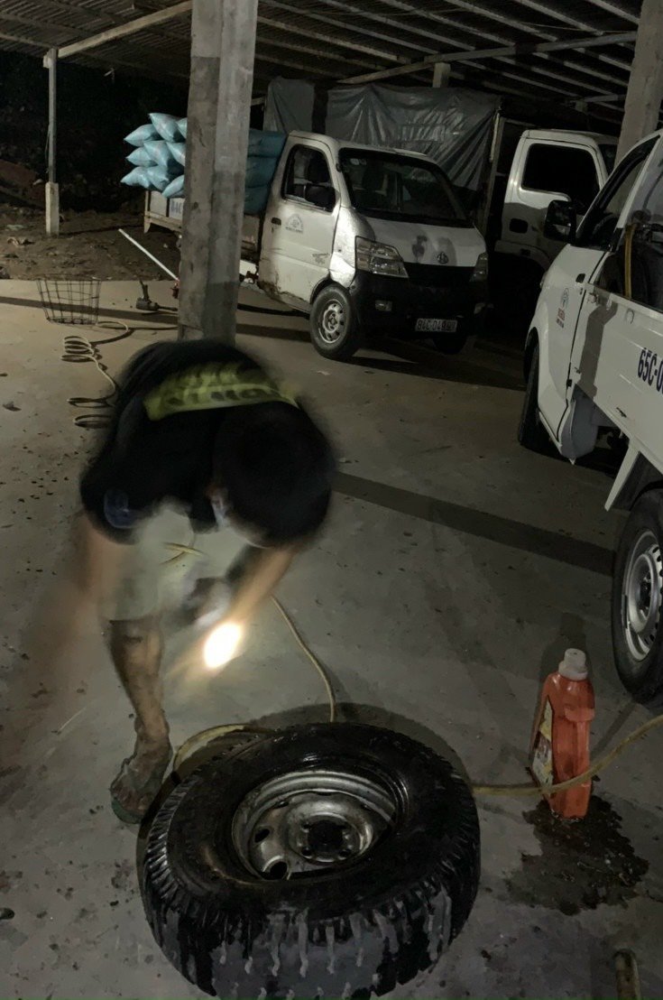 vá xe ô tô xuyên đêm