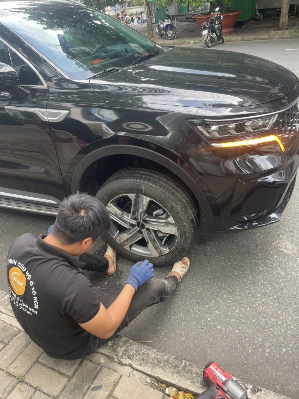 cứu hộ lốp xe ô tô