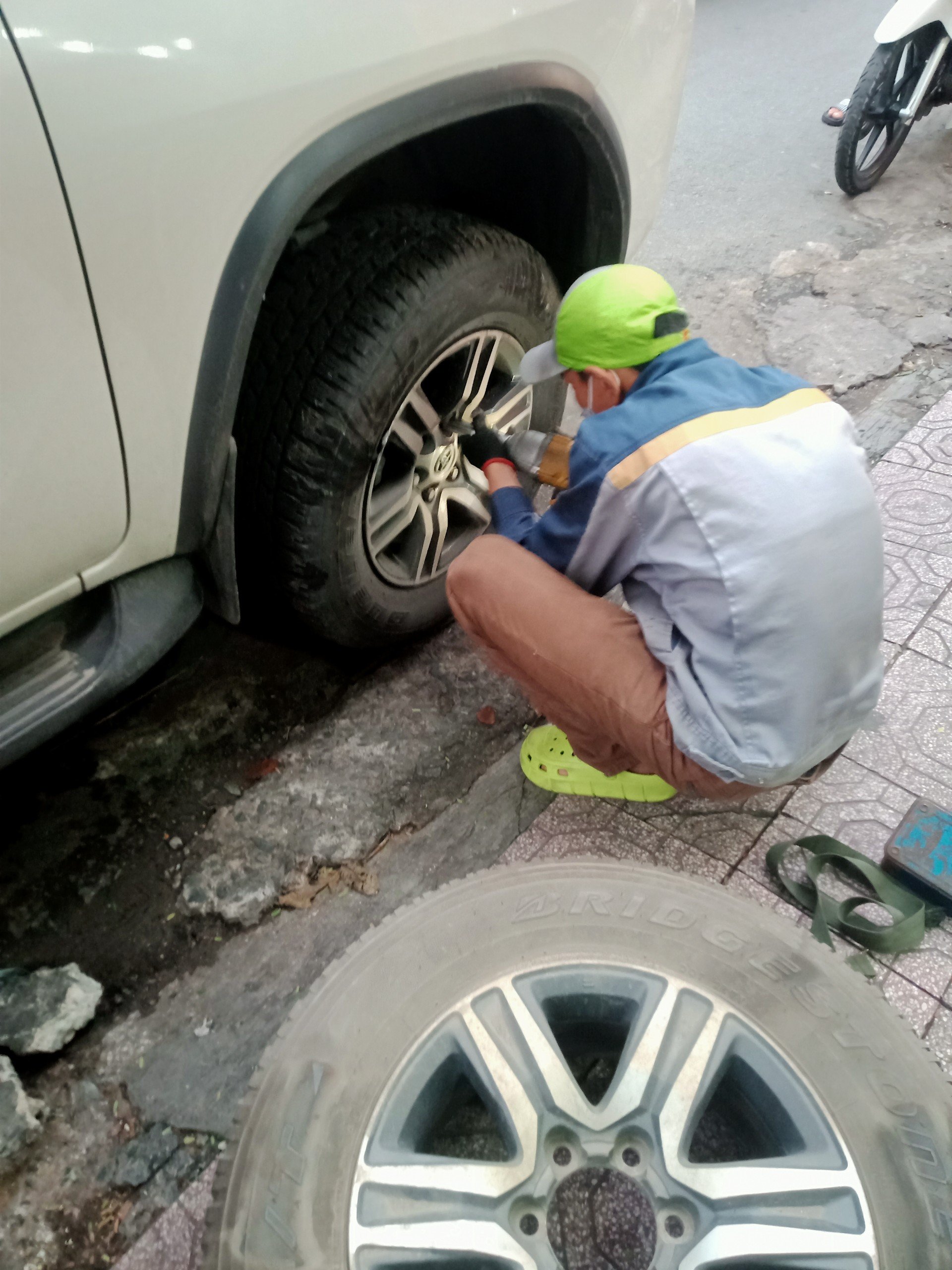 cứu hộ xe bị thủng lốp